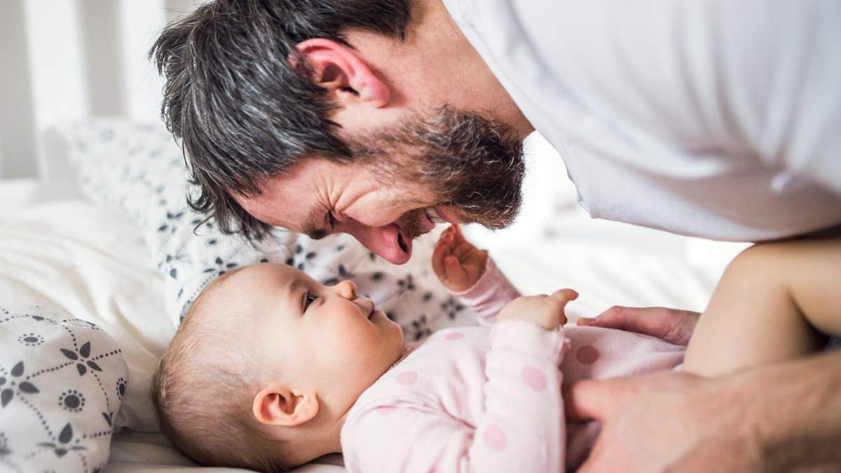 Мужчины чувствуют себя счастливее в отцовстве, чем матери: исследование