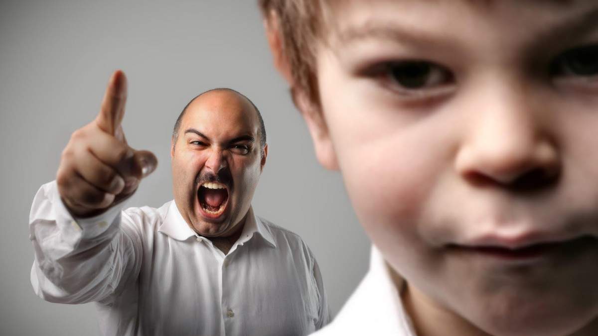Родители ругают детей Родители ругают детей