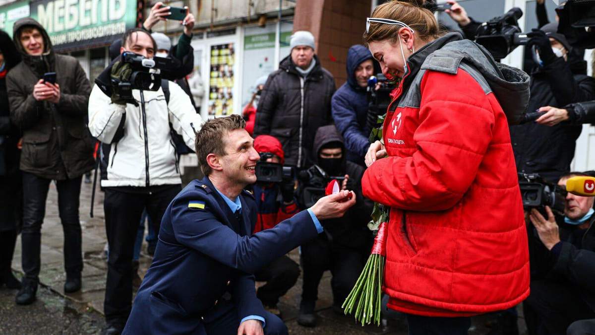 Спасатель сделал предложение любимой во время учений: фото, видео Спасатель сделал предложение любимой во время учений: фото, видео