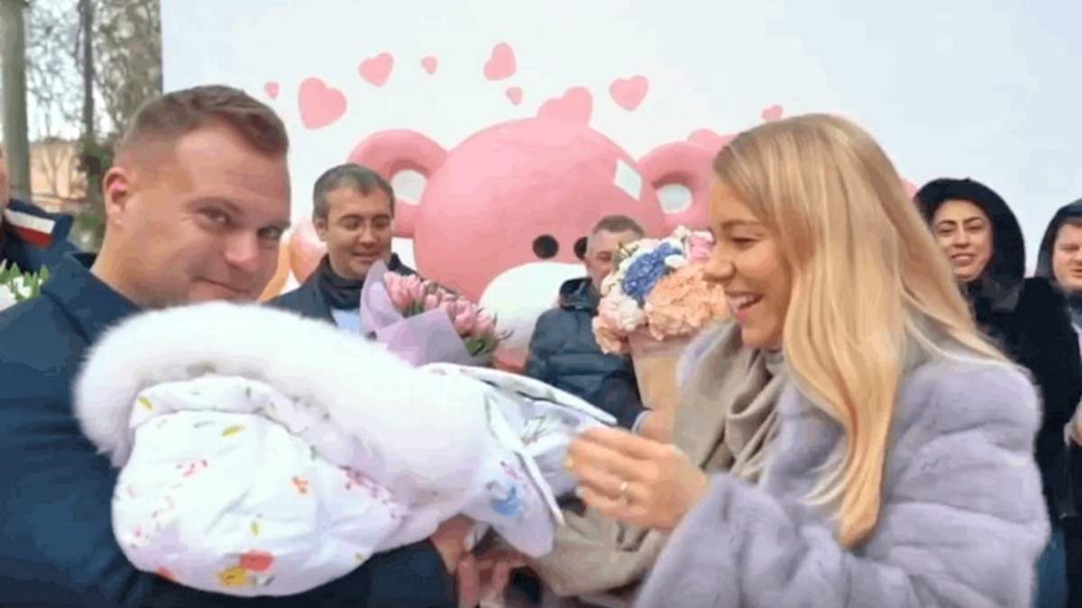 Красная дорожка, оркестр и балерины: как муж встречал жену из роддома Красная дорожка, оркестр и балерины: как муж встречал жену из роддома