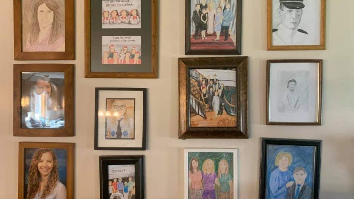Девушка 12 дней заменяла семейные фото на собственные рисунки Девушка 12 дней заменяла семейные фото на собственные рисунки