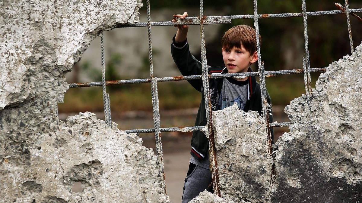 Как действовать ребенку в экстренных ситуациях: правила поведения Как действовать ребенку в экстренных ситуациях: правила поведения