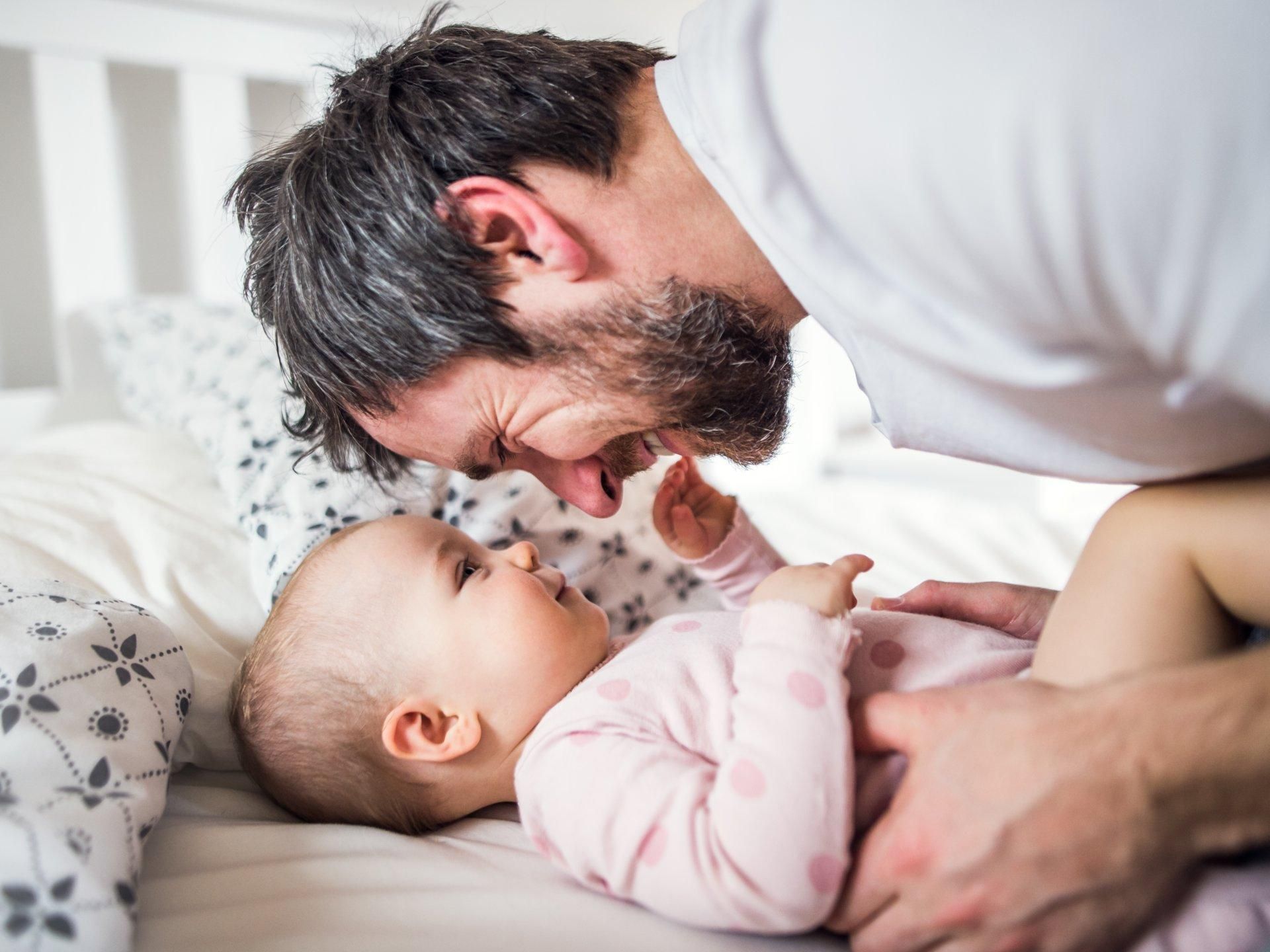 Мужчины чувствуют себя счастливее в отцовстве, чем матери: исследование