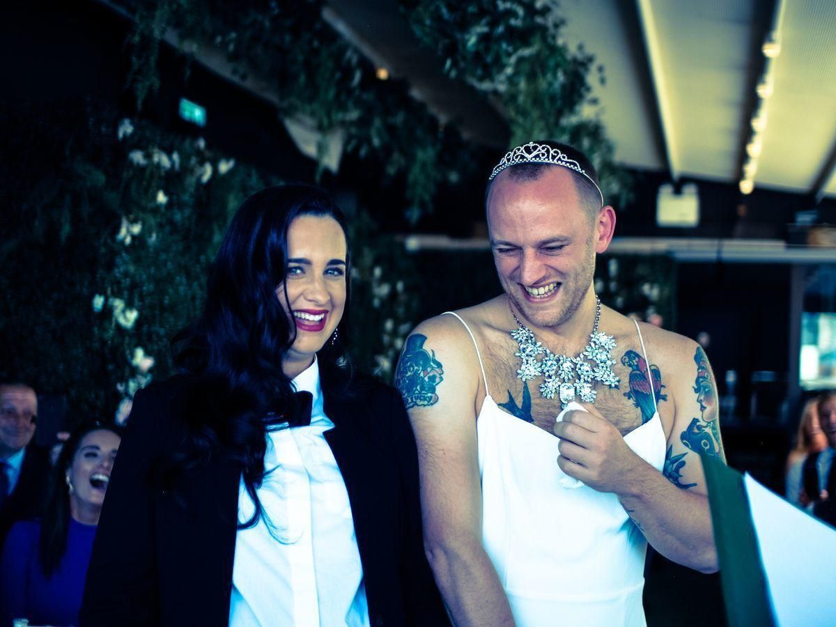 Жених надел к алтарю свадебное платье, невеста – костюм: фото Жених надел к алтарю свадебное платье, невеста – костюм: фото