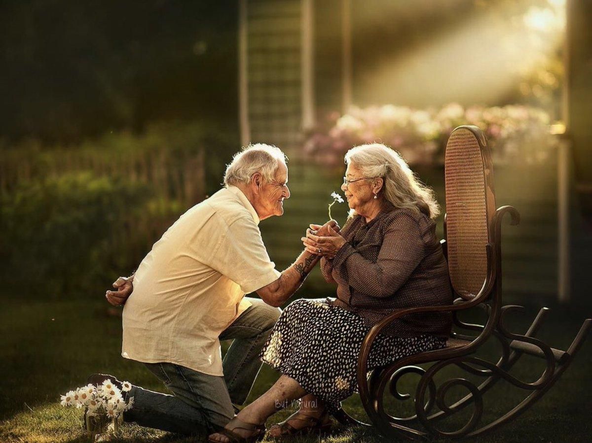 Любовь не стареет: трогательные фото пожилых пар