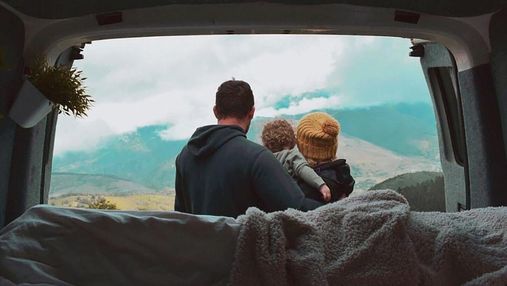 Подружжя перетворило фургон на будинок на колесах заради подорожей з малюком: захоплюючі фото