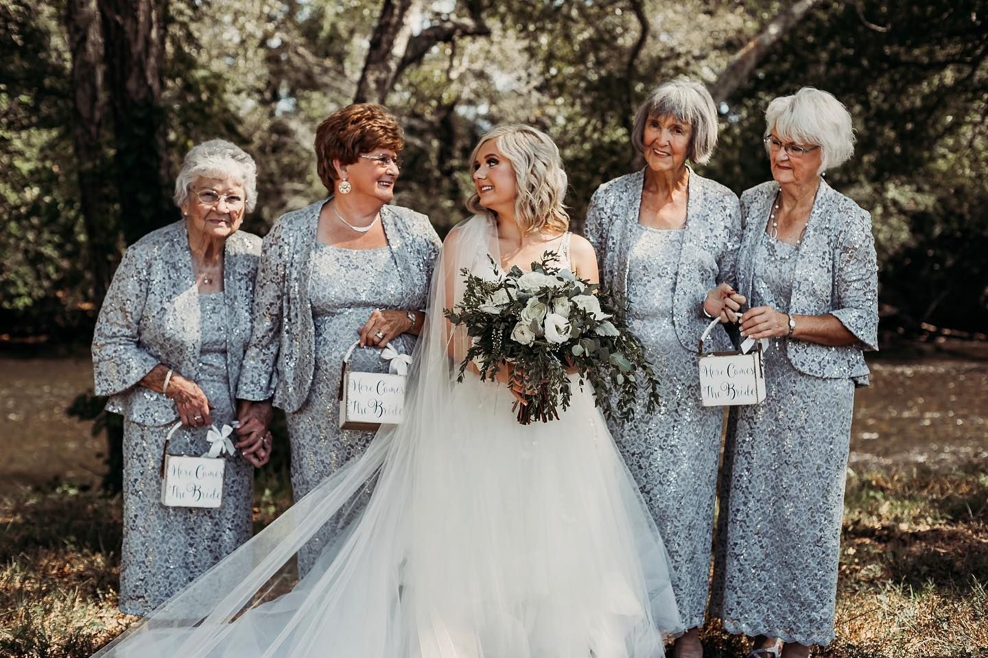 Наречена обрала своїх бабусь для ролей весільних подружок: чарівні фото