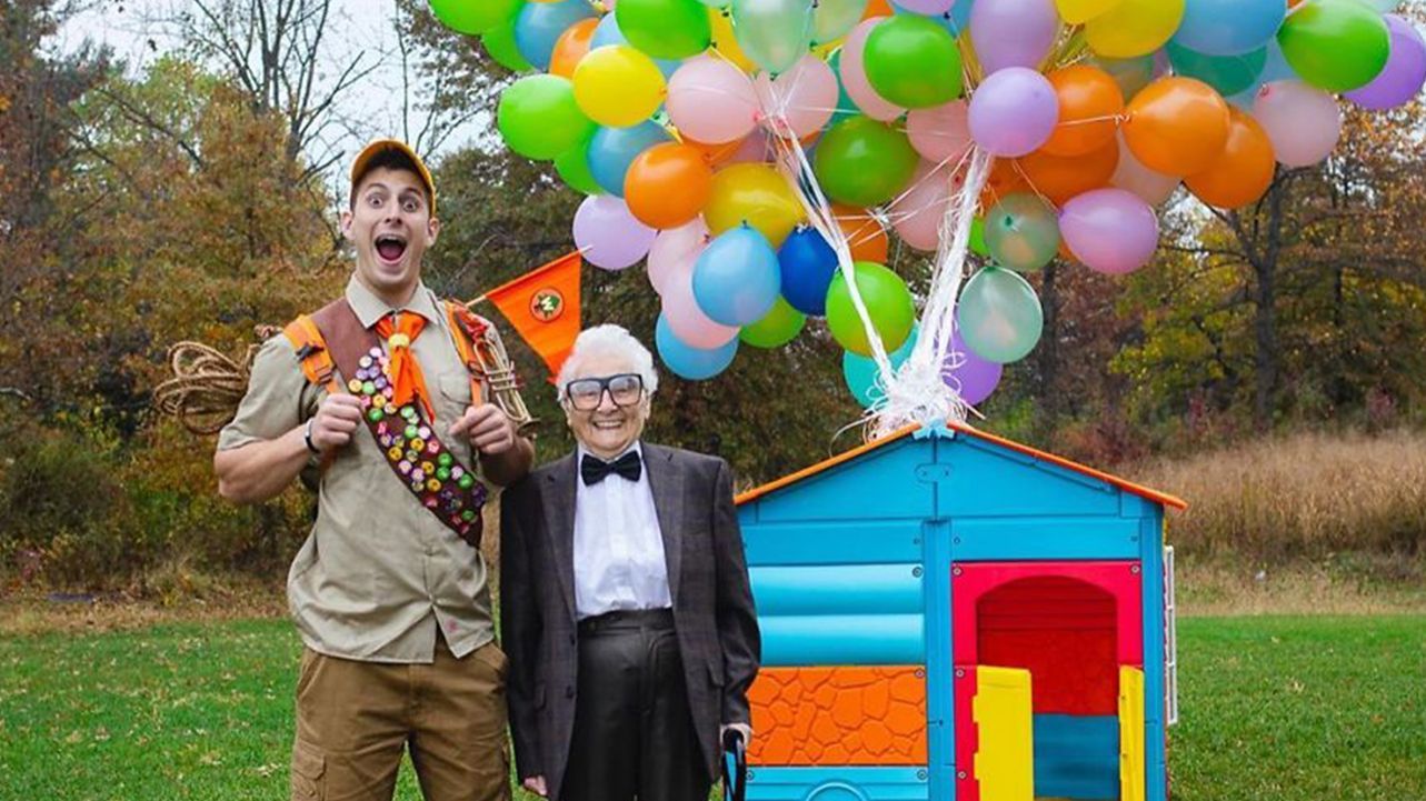 93-річна бабуся та її онук роблять ефектні фото у кумедних костюмах: захопливі кадри