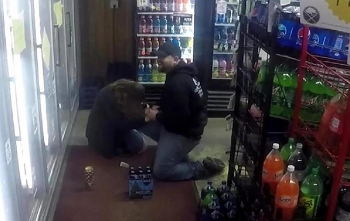 Чоловік зробив пропозицію дівчині, інсценувавши пограбування: шокуюче відео Чоловік зробив пропозицію дівчині, інсценувавши пограбування: шокуюче відео