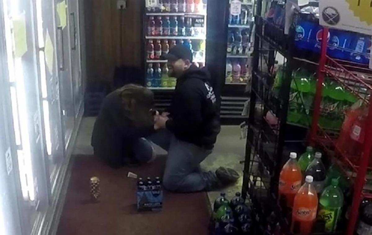 Мужчина сделал предложение девушке, инсценировав ограбление: шокирующее видео