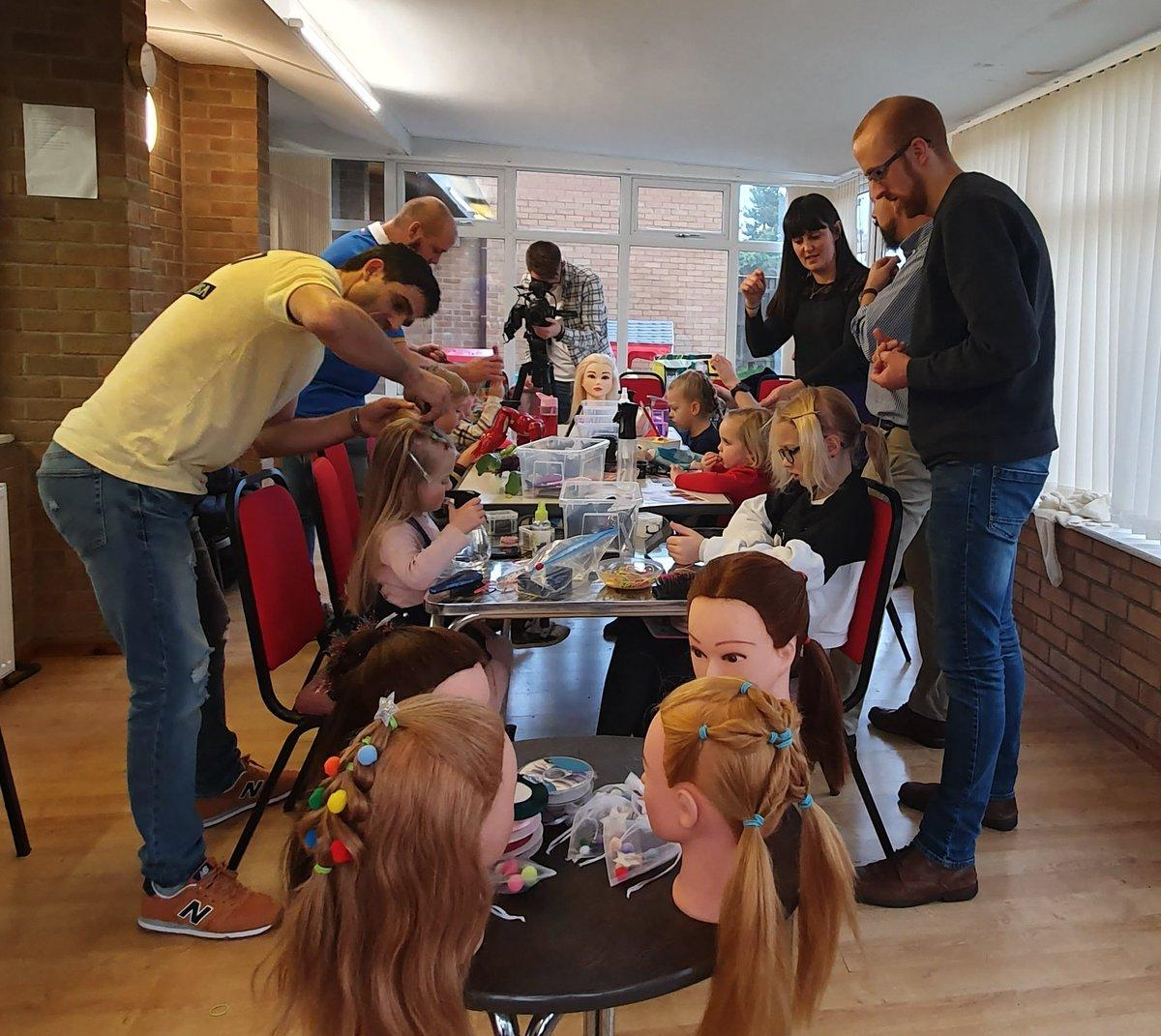 Отцы открыли клуб, в котором учатся заплетать своих дочерей: милые фото