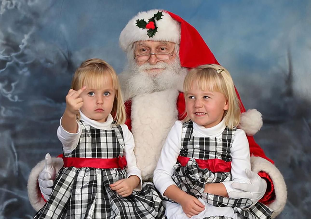 Дитячий жах та радість дорослих: кумедні фото людей із Сантою Дитячий жах та радість дорослих: кумедні фото людей із Сантою
