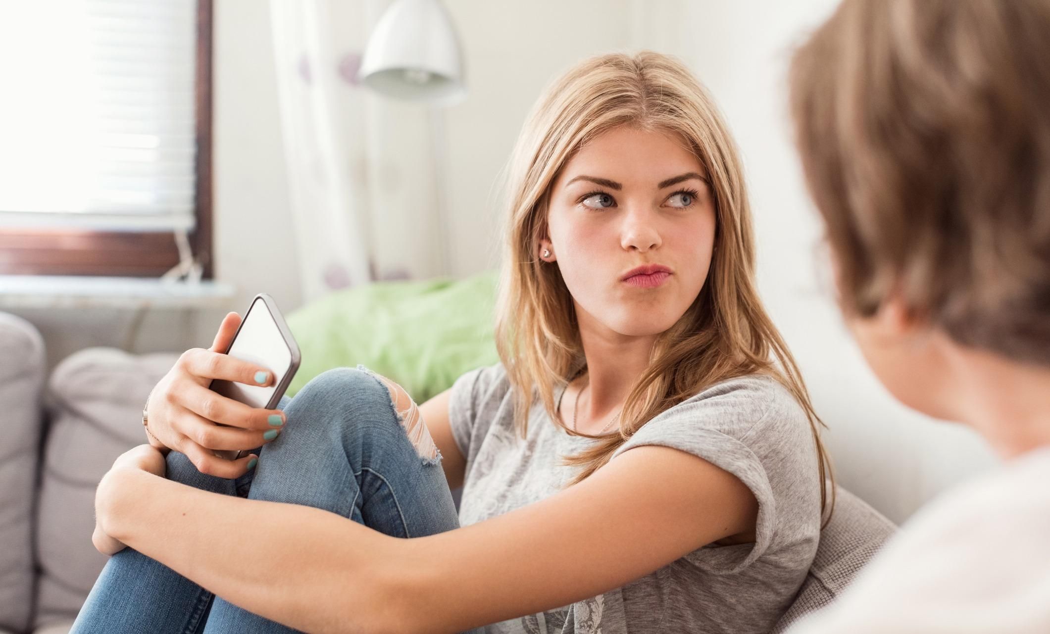 Подростки ненавидят, когда родители публикуют информацию о них в соцсетях: исследование