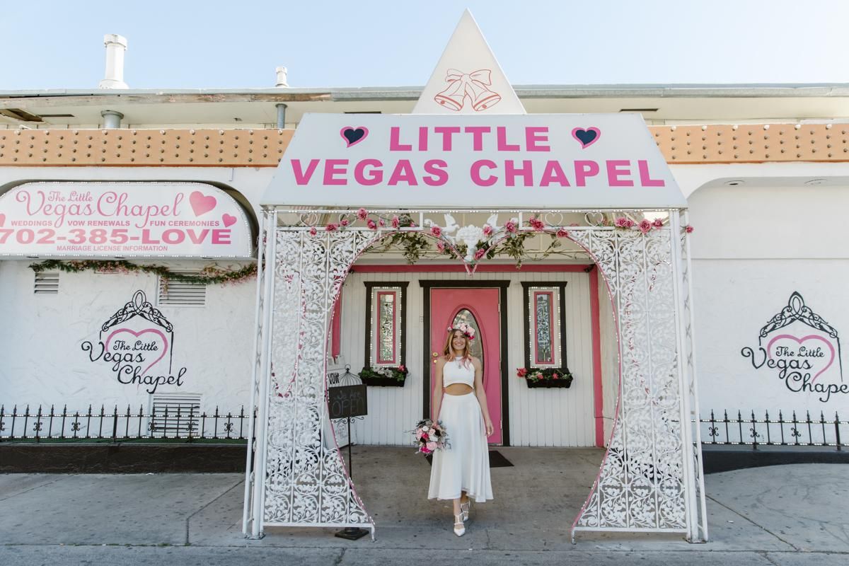 Девушка, оставшись без жениха перед свадьбой, вышла замуж за саму себя: фото Девушка, оставшись без жениха перед свадьбой, вышла замуж за саму себя: фото