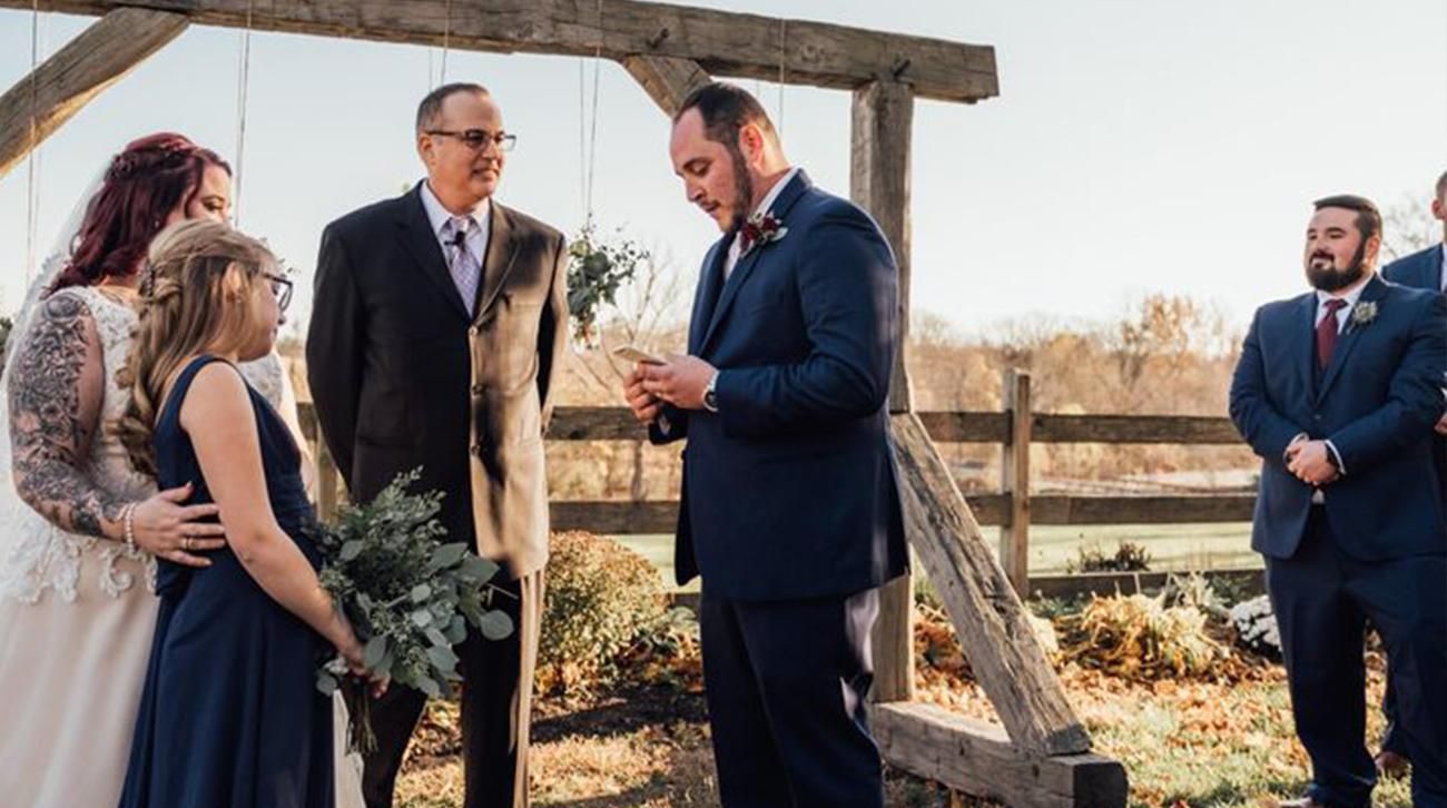 Наречений на весіллі дав обітницю одразу двом дівчатам: зворушливі фото Наречений на весіллі дав обітницю одразу двом дівчатам: зворушливі фото