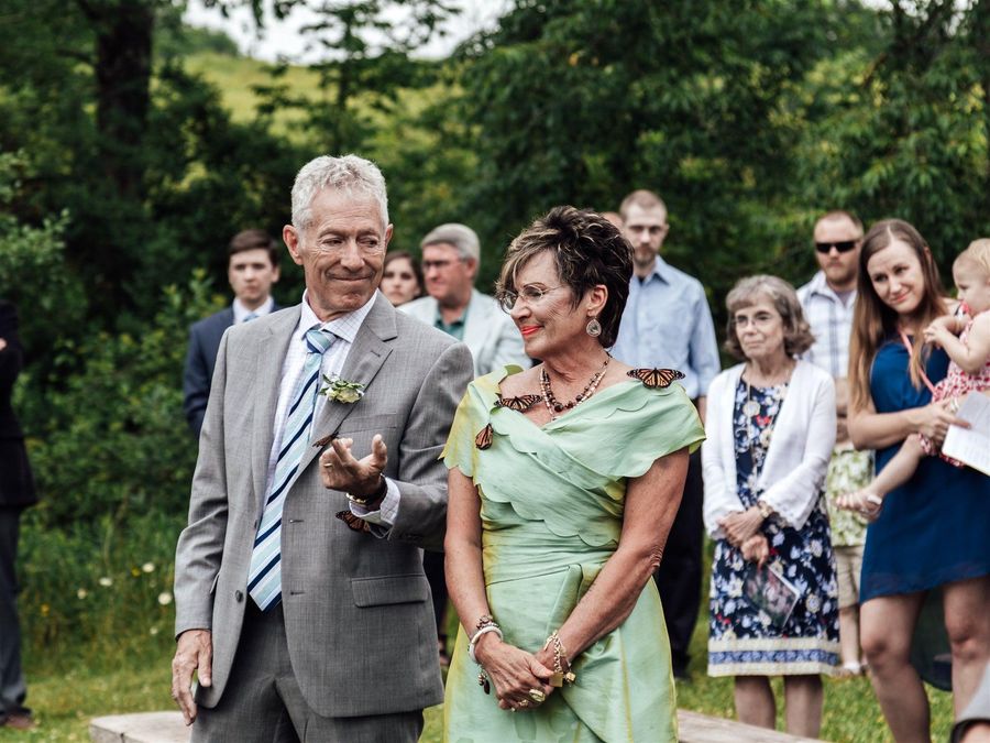 Родители новобрачных выпустили бабочек на свадьбе, но те преследовали их весь день: милые фото