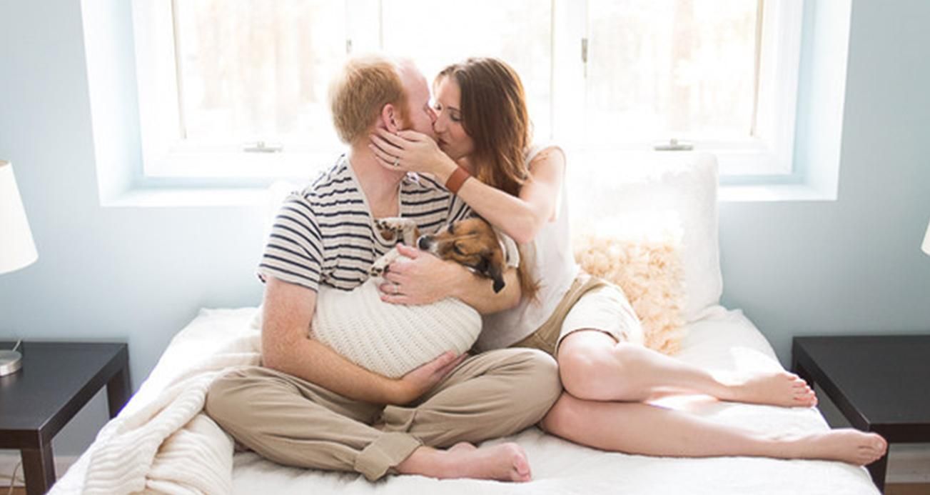Пара зробила фотосесію для новонародженої дитини, але роль малечі виконала собака: кумедні фото