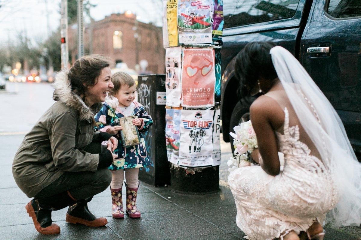 Маленька дівчинка подумала, що наречена, яку вона зустріла, її принцеса: неймовірні фото