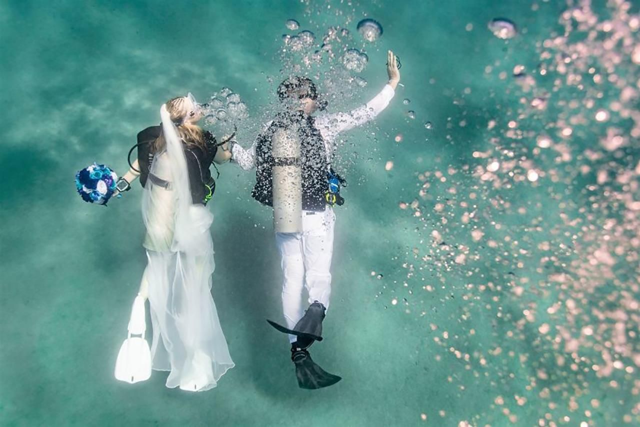 Молодая пара из Канады поженилась под водой: захватывающие фото и видео