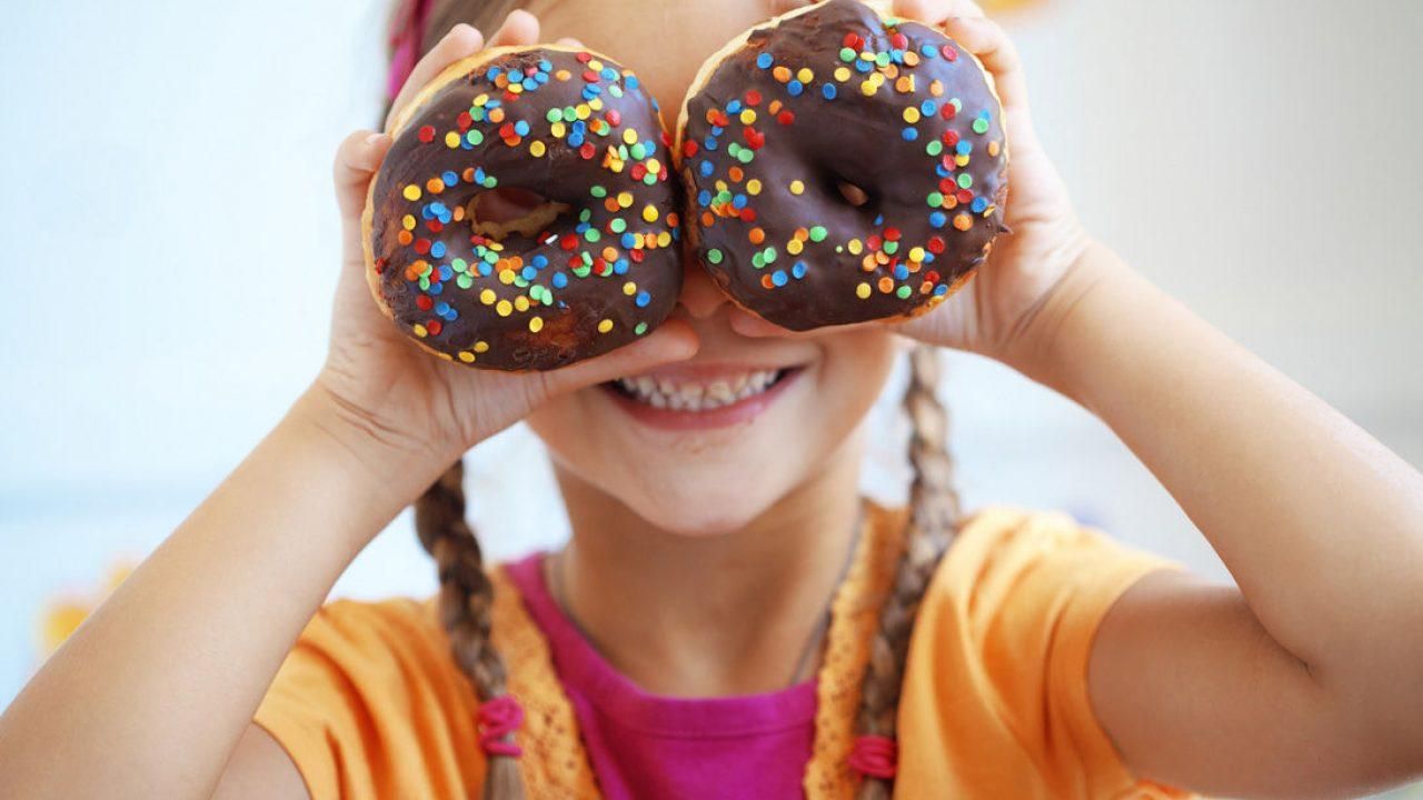 10 полезных фраз, которые помогут детям есть меньше сладостей
