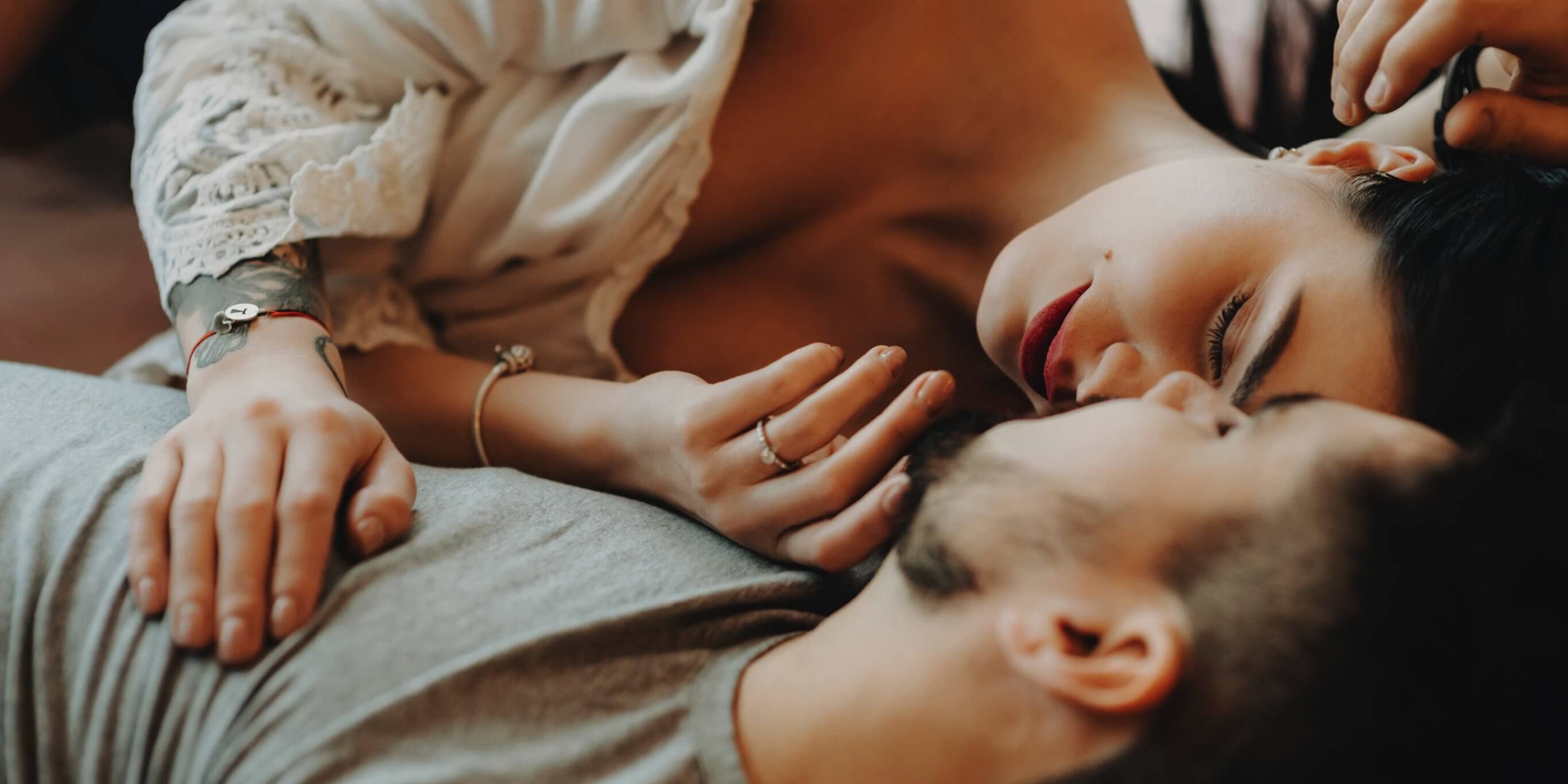 8 речей, які роблять усі щасливі пари перед сном