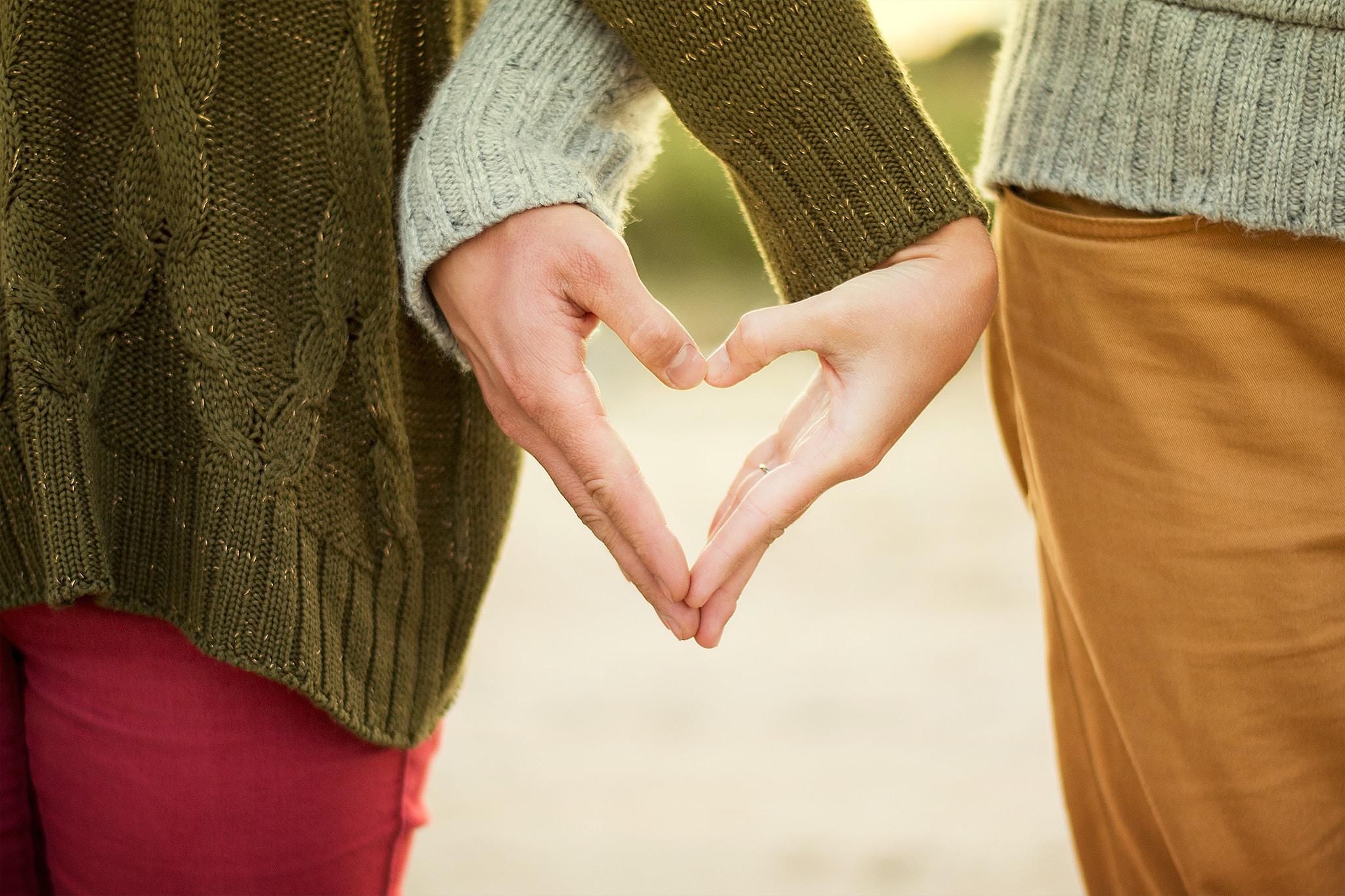 Чому корисно триматися за руки з коханою людиною: наукове пояснення