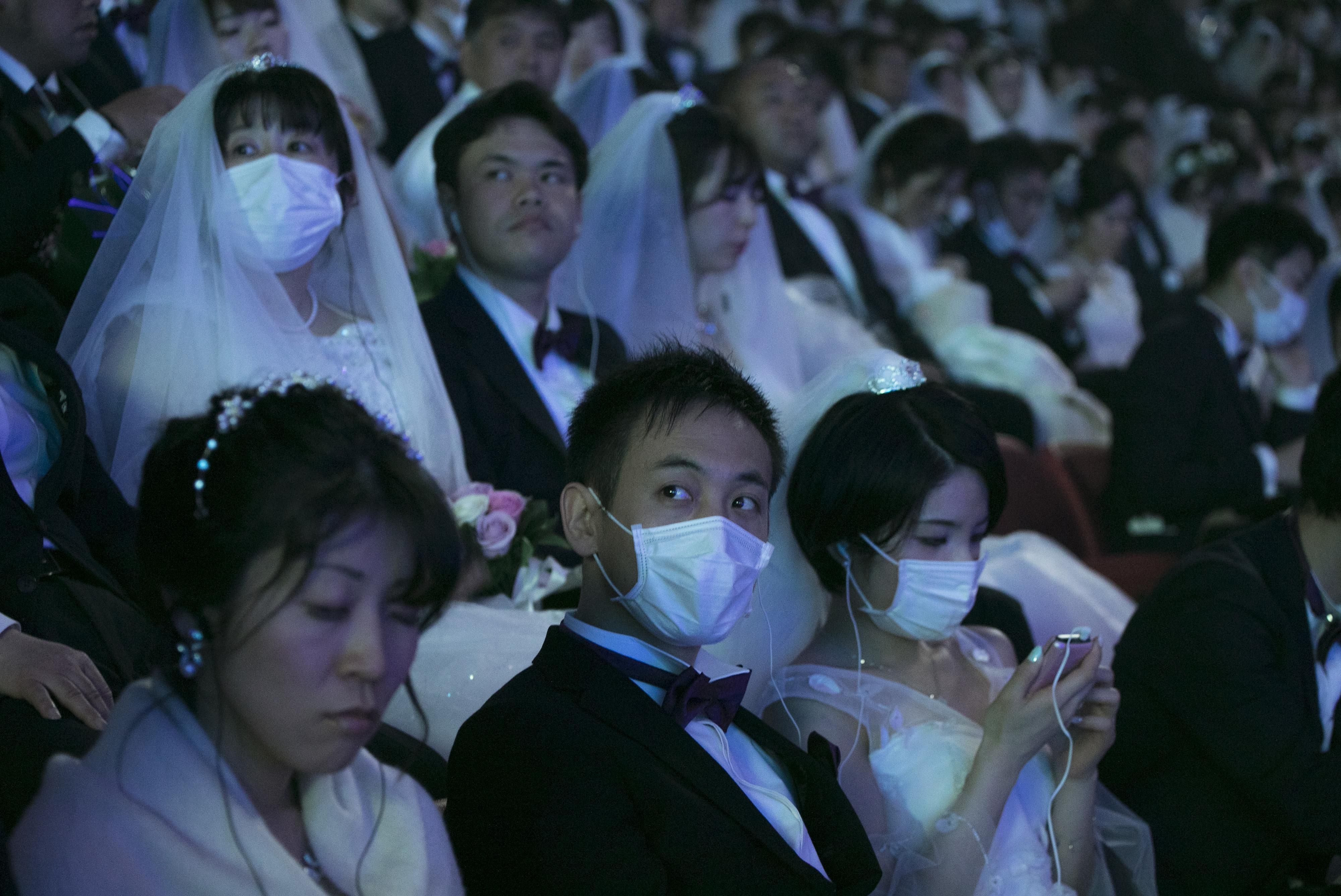 В Южной Корее провели массовую свадьбу несмотря на вспышку коронавируса в стране: фото
