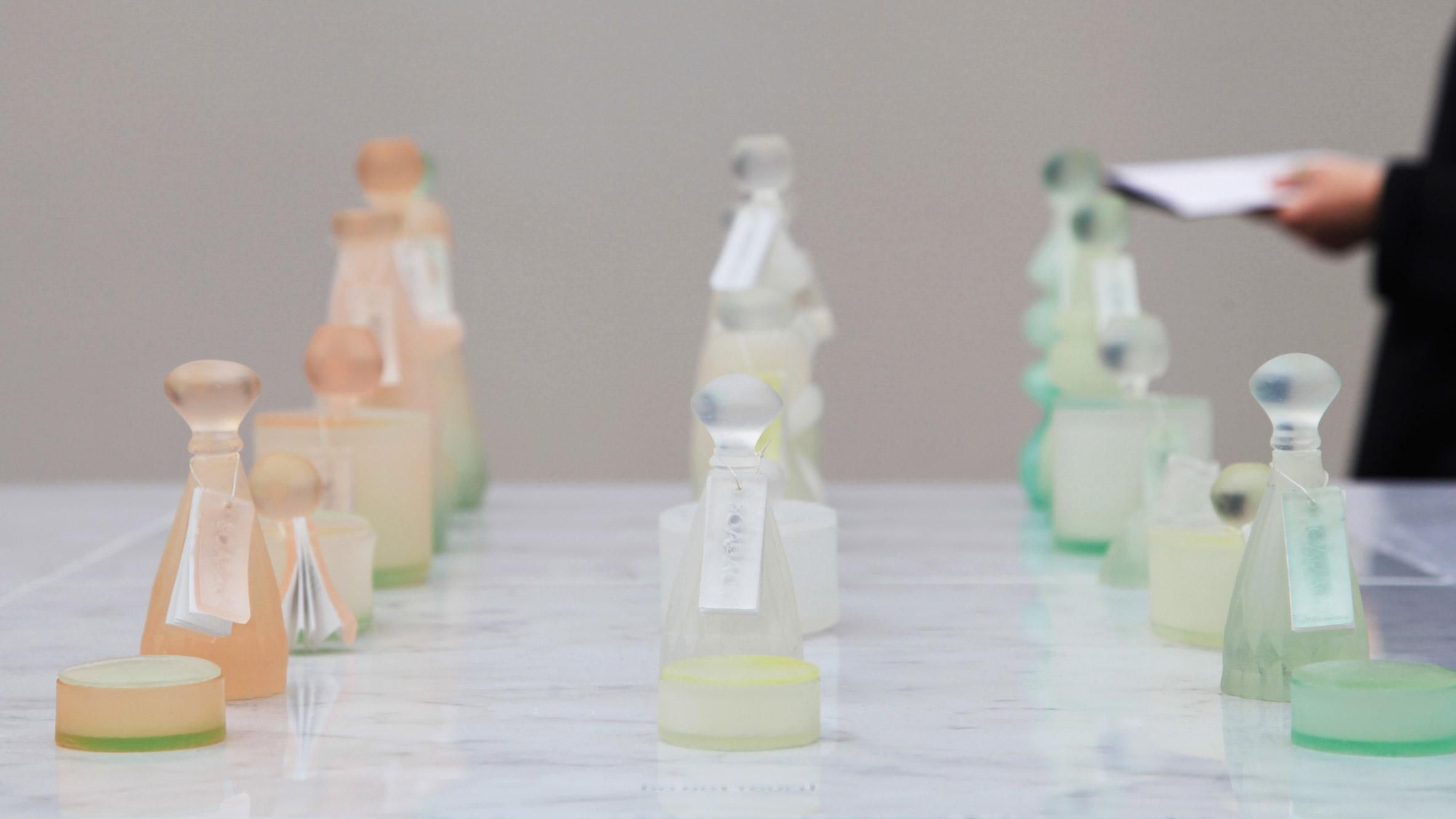 Студентка з Британії створила екологічну упаковку для парфумів з мила: чарівні фото