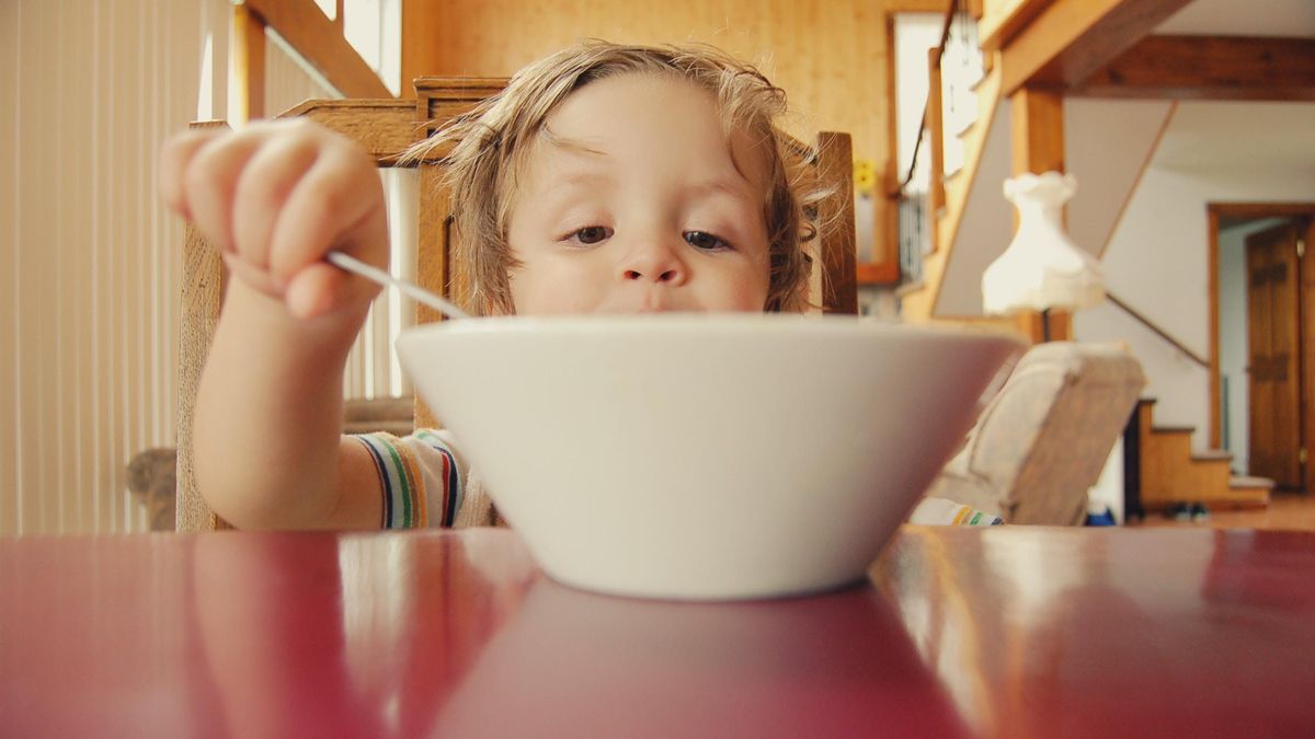 Як вмовити вибагливу дитину їсти: поради для батьків