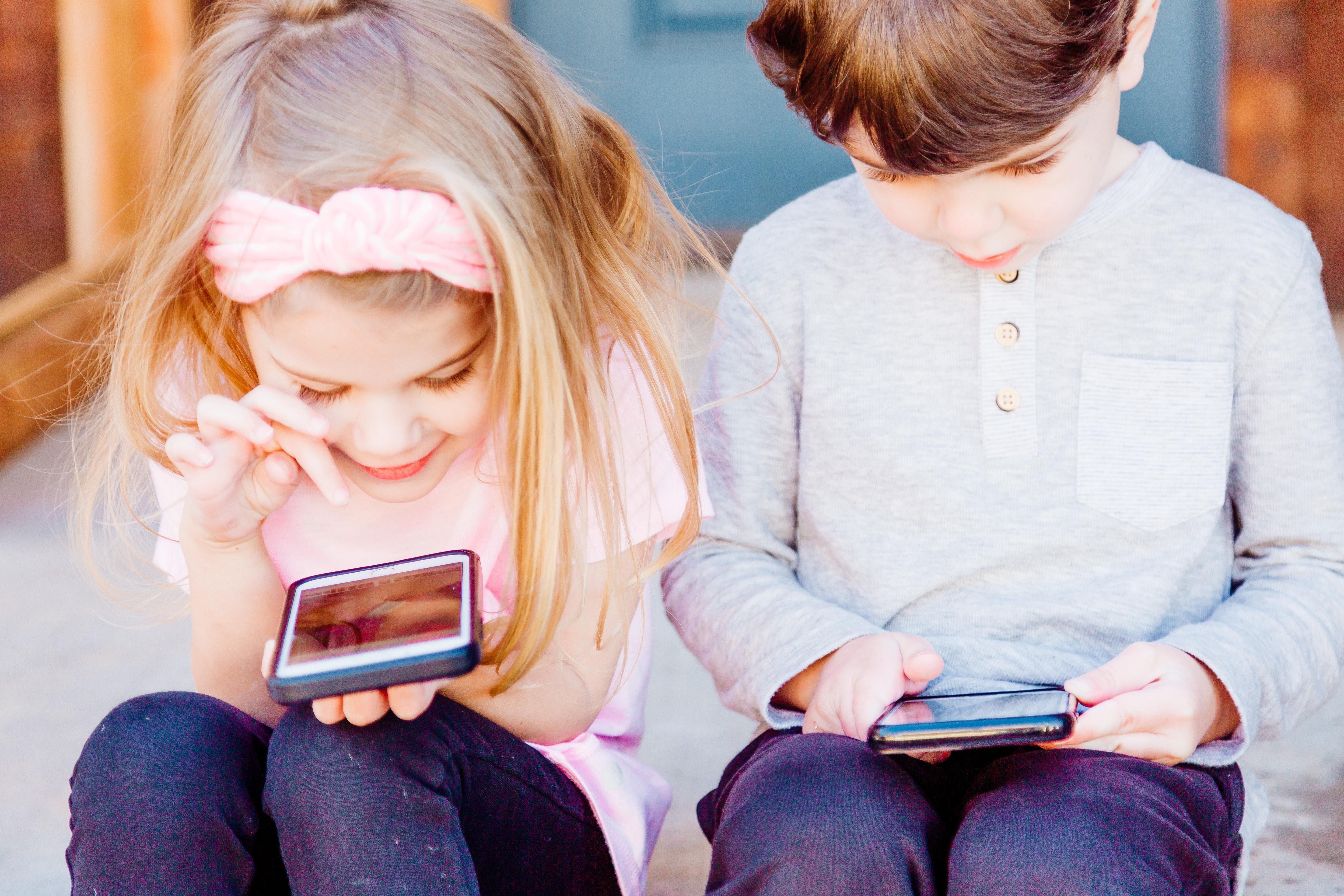 Как научить детей пользоваться интернетом и почему нельзя ограничивать время малышей с гаджетами