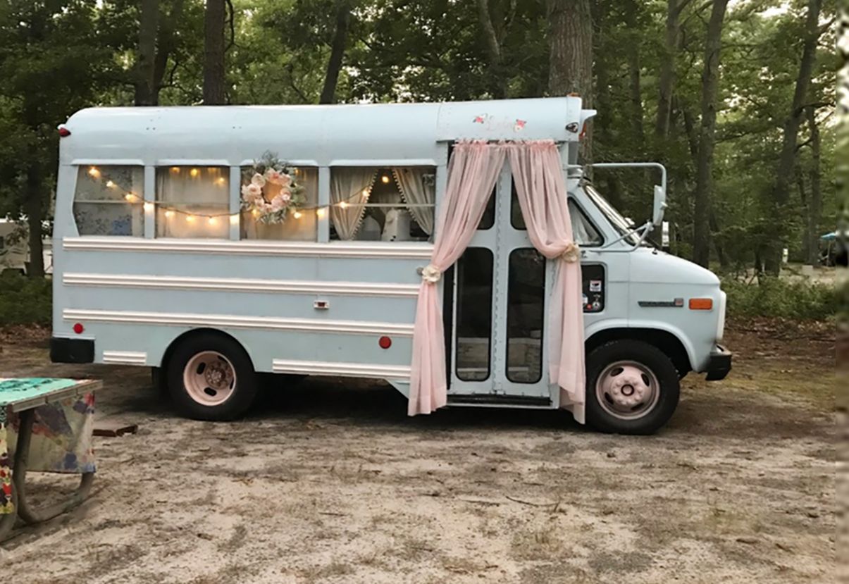 18-летняя девушка превратила фургон в красивый домик на колесах: фото 18-летняя девушка превратила фургон в красивый домик на колесах: фото