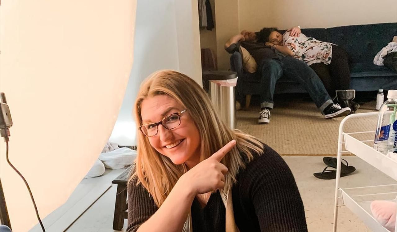 Молоді батьки заснули під час фотосесії їх новонародженої дитини: миле фото  Молоді батьки заснули під час фотосесії їх новонародженої дитини: миле фото