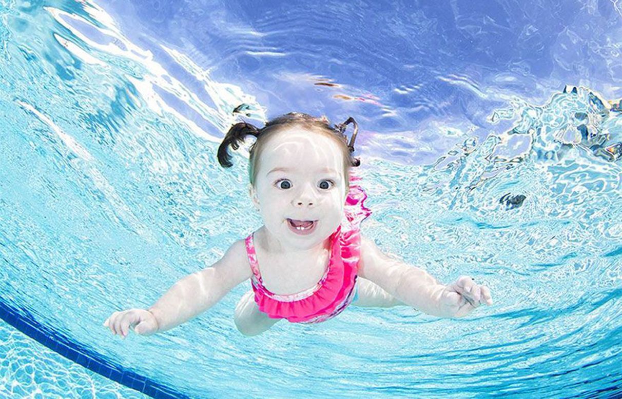 Фотограф запустив цікавий проєкт з малюками, які плавають під водою: милі світлини