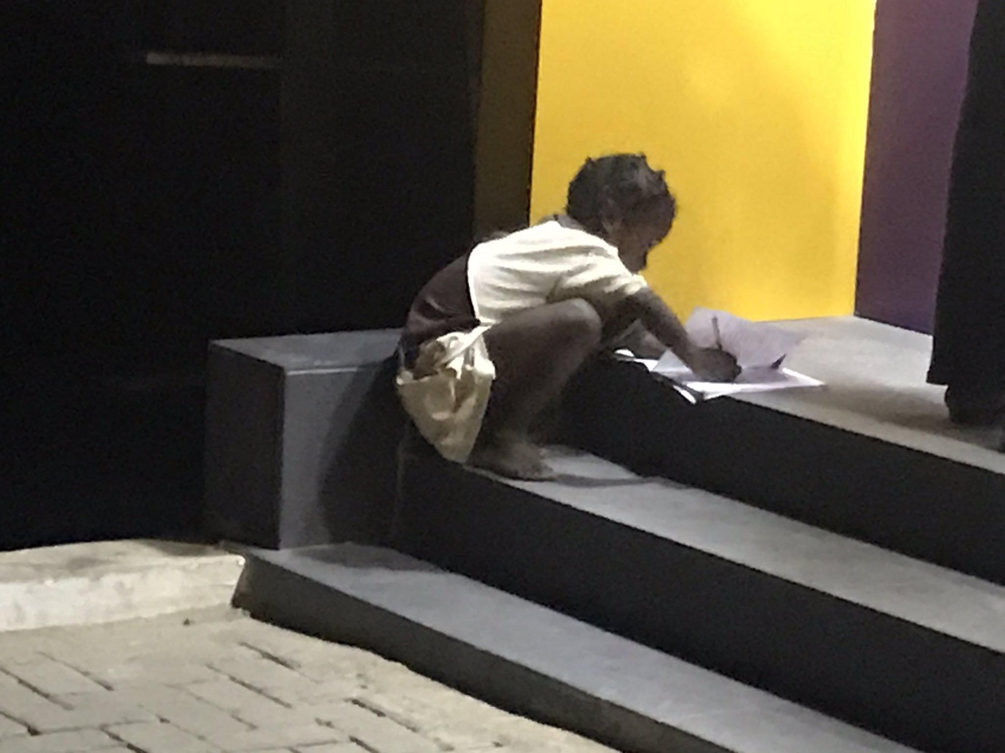 Дівчинка щовечора робила уроки під світлом банкоматів: небайдужі люди допомогли їй