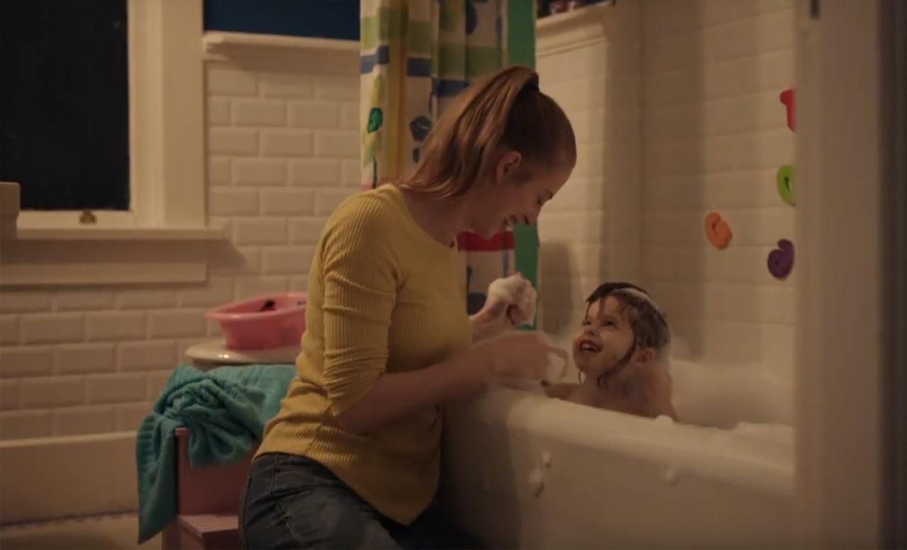 Мамина любов буде завжди: у мережі стало вірусним зворушливе відео про материнство