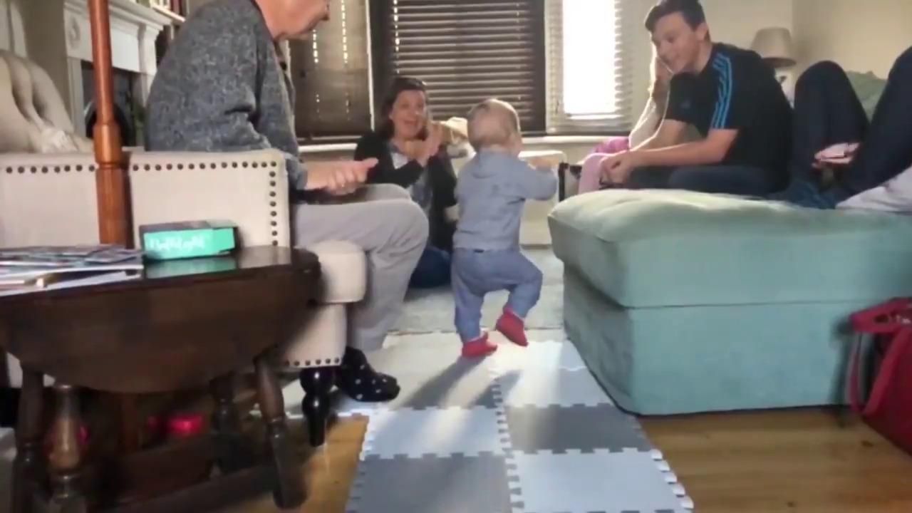Тато випадково зняв на відео перші кроки сина: зворушлива реакція сім'ї