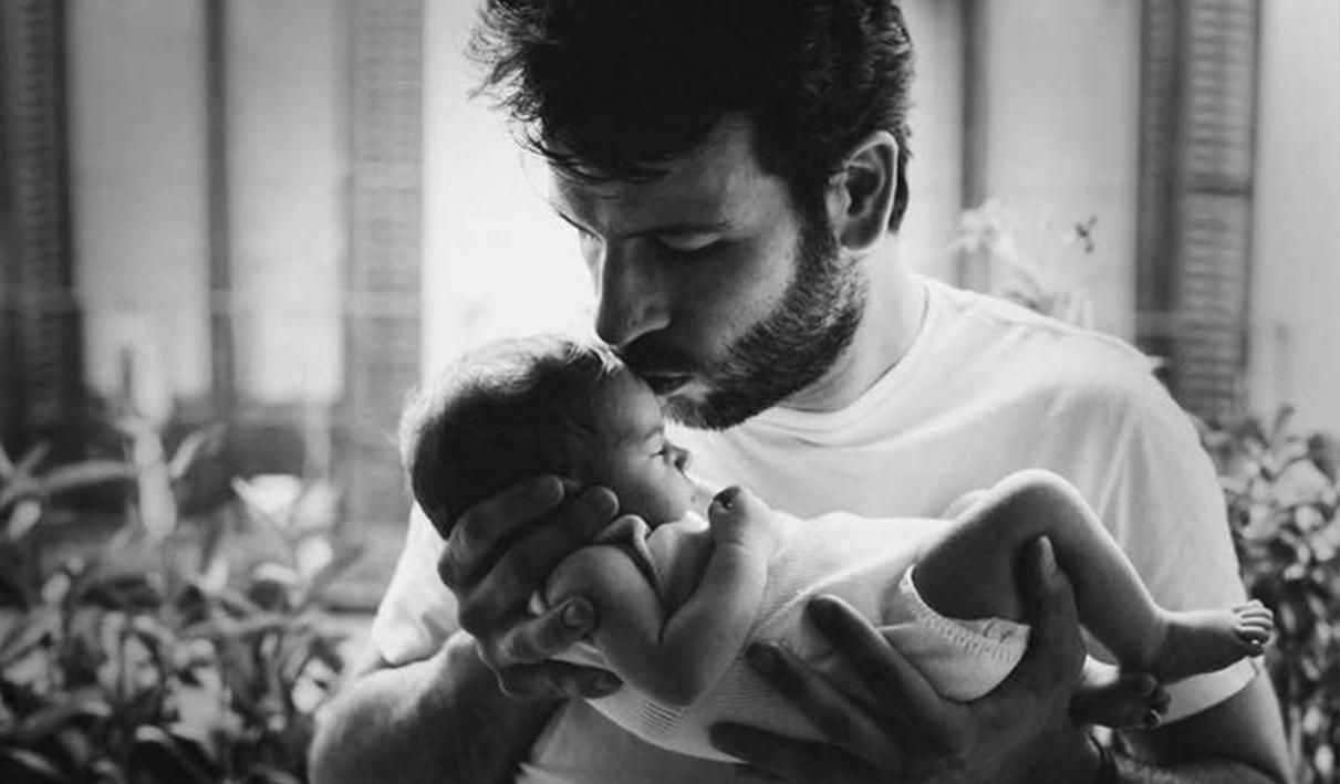 Безмежна любов через фото: обрали 20 найкрутіших світлин татусів з їхніми дітьми