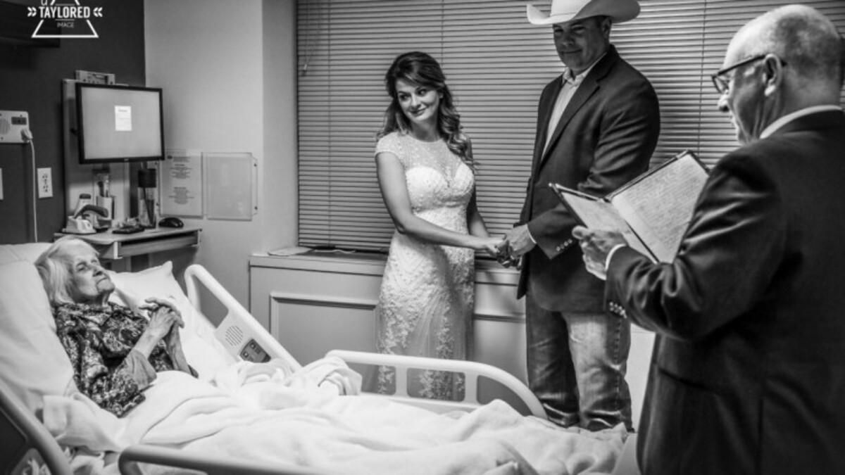 Молодожены провели свою свадьбу в больнице ради бабушки: милые фото