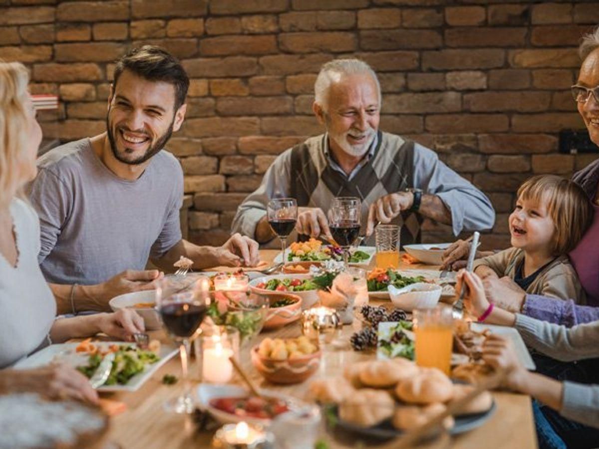 Семейные обеды помогают приобрести здоровые привычки в питании: исследование