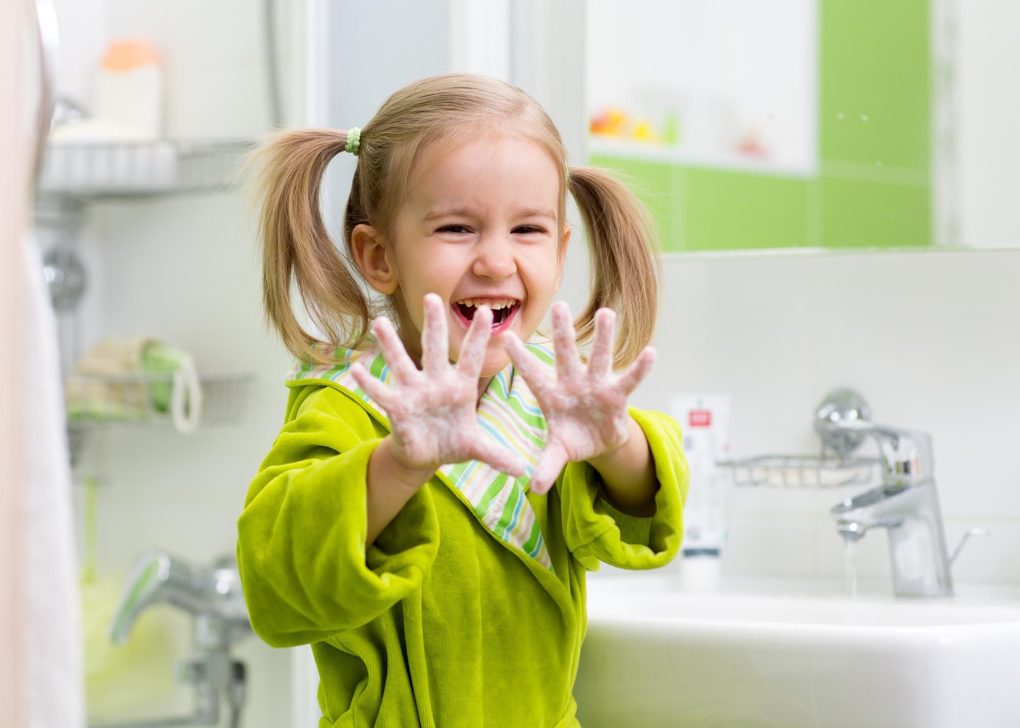 Мама и учительница придумали интересный способ проверить, хорошо ли дети моют руки: фото