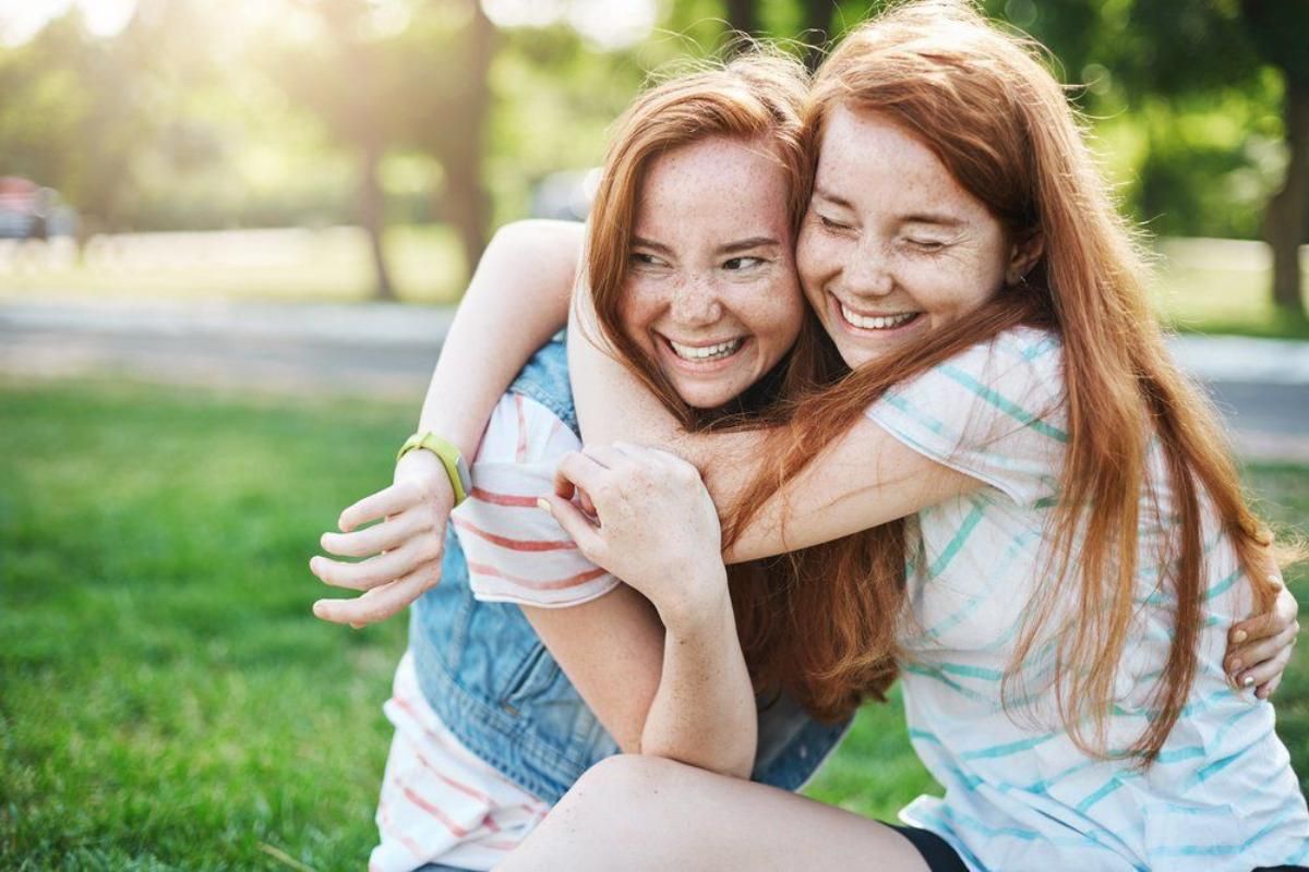 Люди, которые вырастают с сестрами, счастливее: результаты исследования