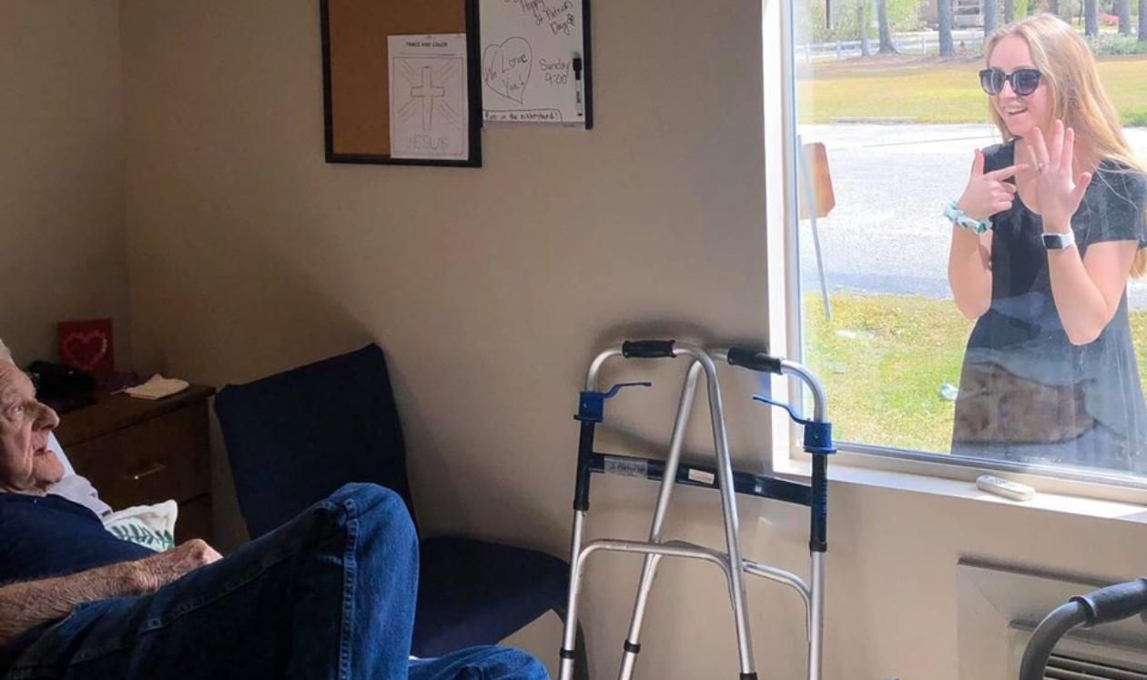 Из-за карантина внучка показывала дедушке обручальное кольцо через окно: милые фото Из-за карантина внучка показывала дедушке обручальное кольцо через окно: милые фото