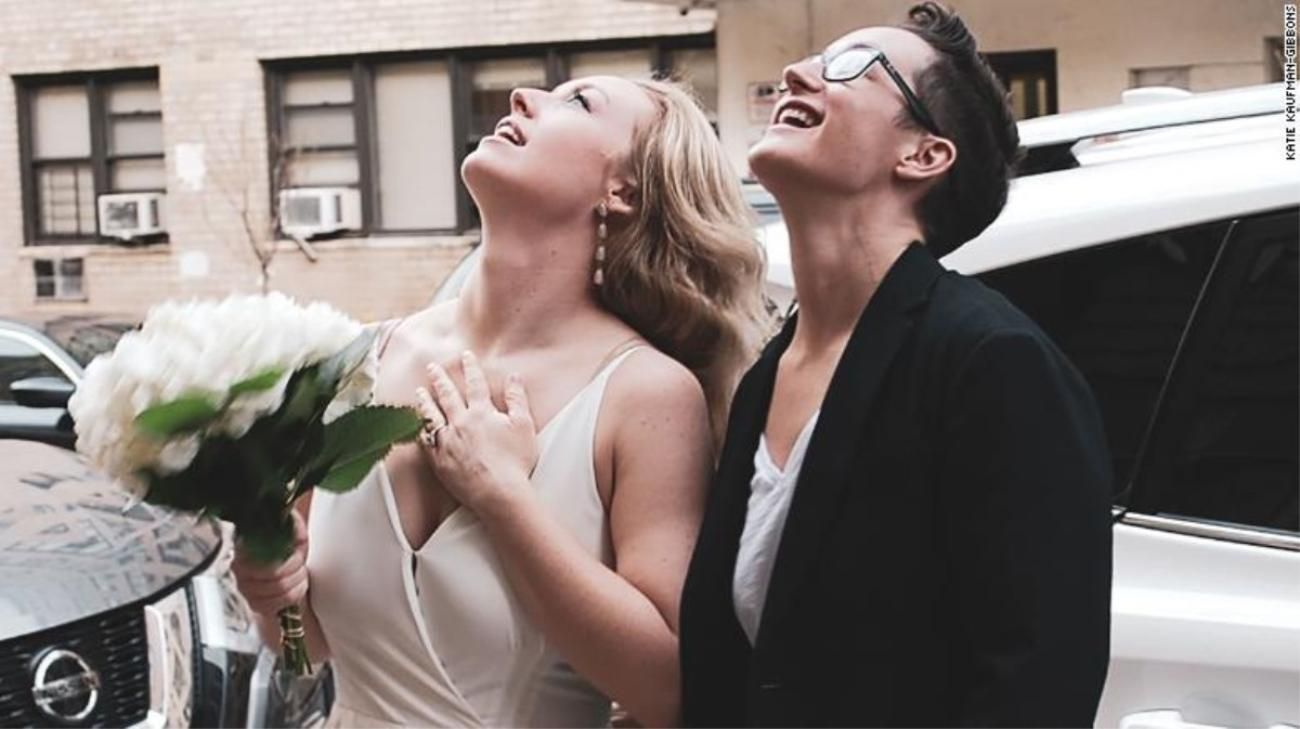 Любов під час коронавірусу: ЛГБТ-пара із США влаштувала весільну церемонію через вікно – відео