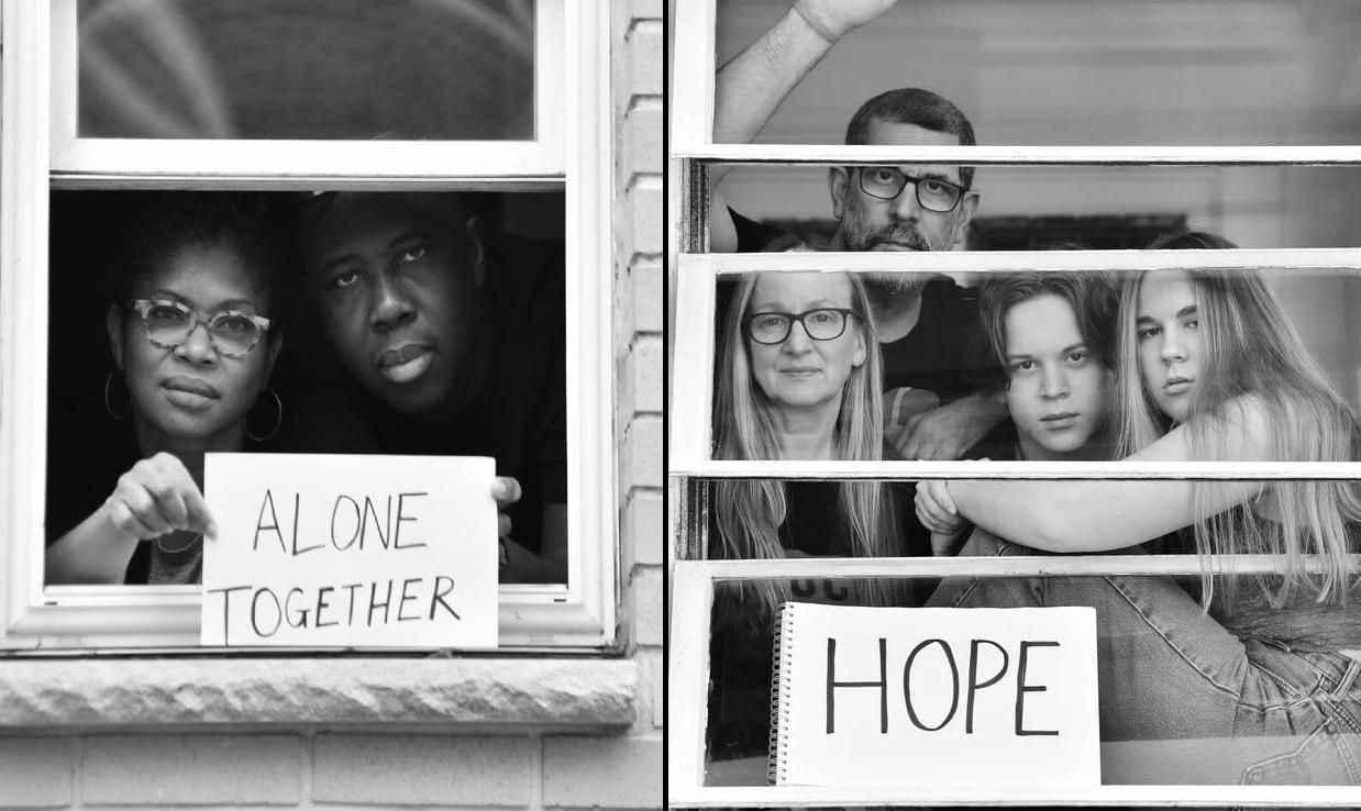 Фотограф показав приголомшливі світлини сімей на самоізоляції: фото зроблені через вікна Фотограф показав приголомшливі світлини сімей на самоізоляції: фото зроблені через вікна