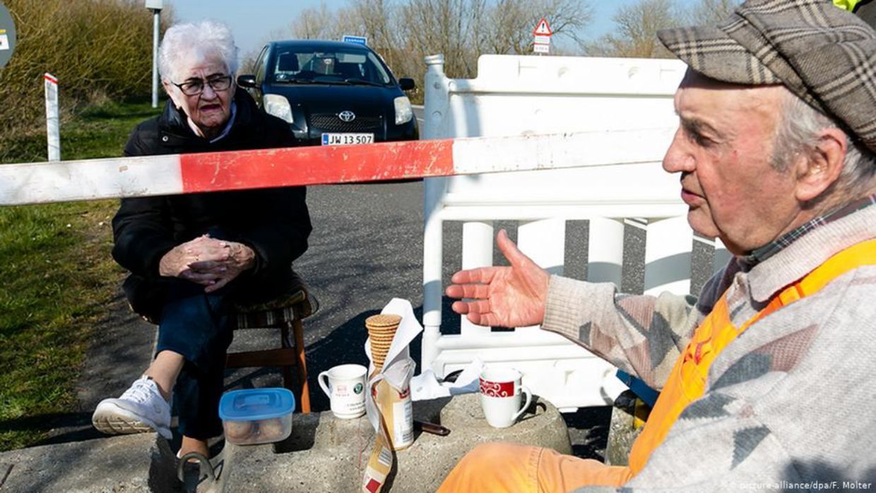 Влюбленные пенсионеры ежедневно встречаются возле закрытой границы, чтобы пообщаться: милые фото