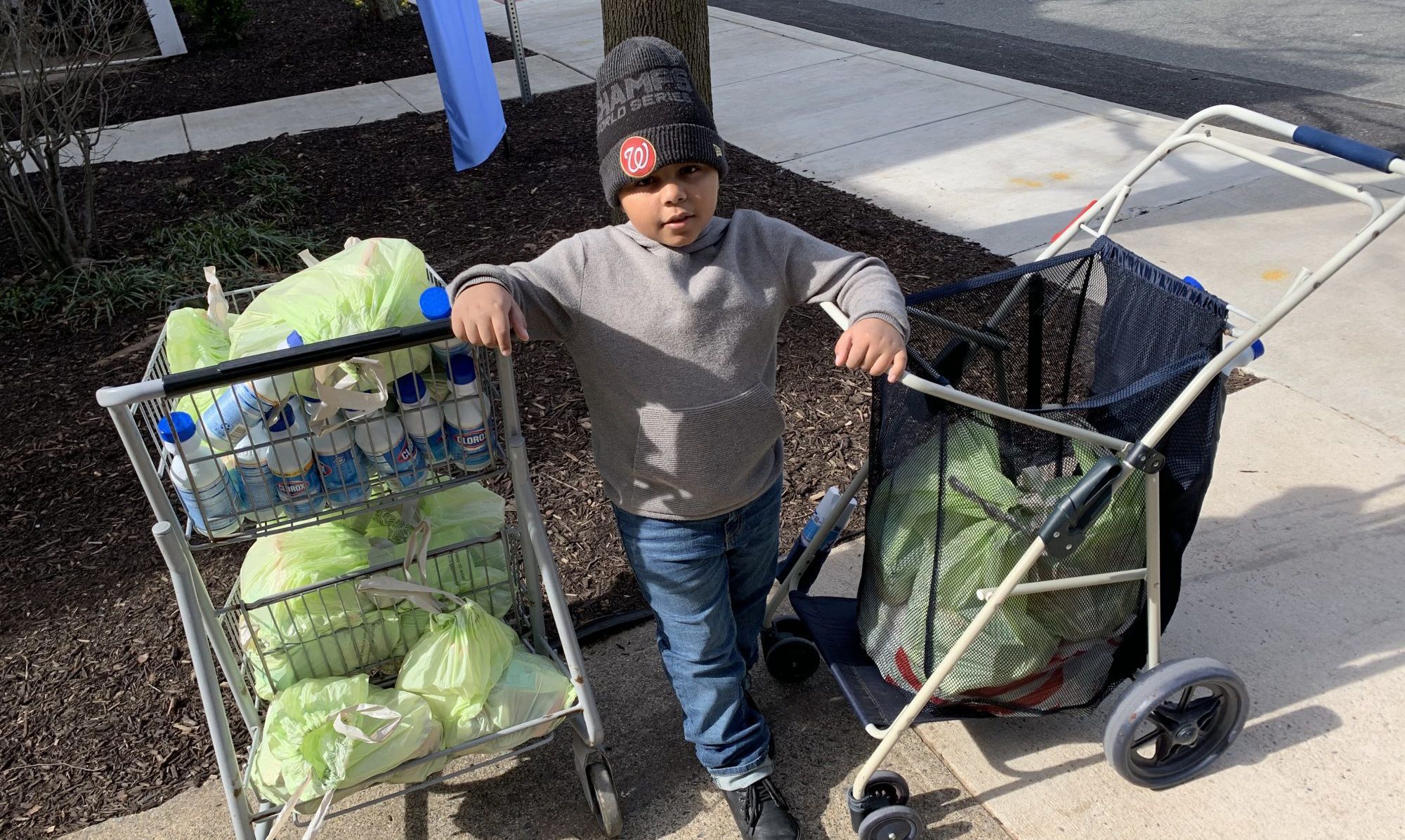 Любовь больше COVID-19: 7-летний мальчик за свои деньги покупает продукты детям и пожилым людям