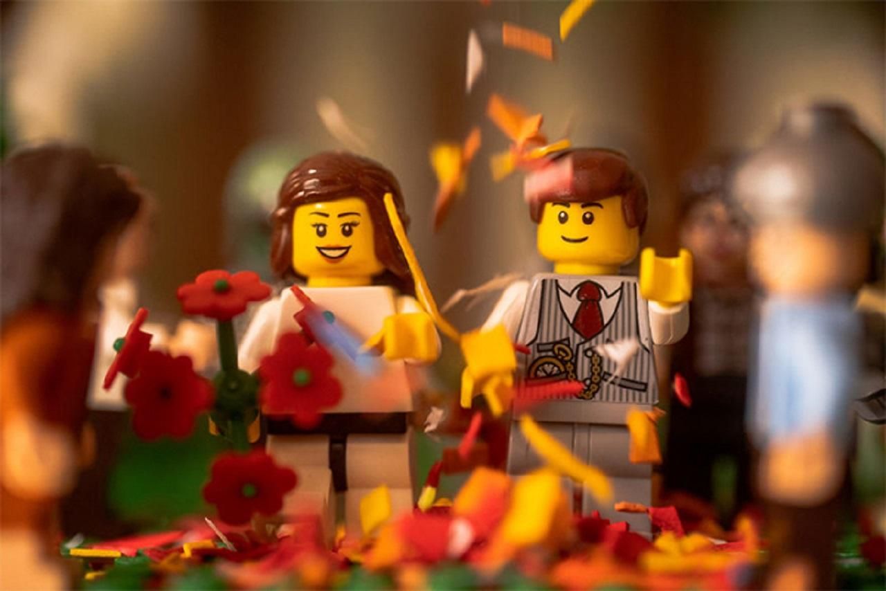 Дивна, але мила love story: фотограф на карантині влаштував весільну фотосесію фігуркам Lego