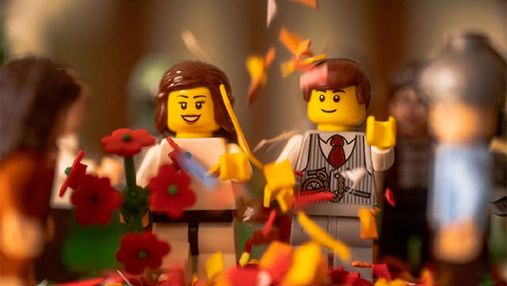Странная, но милая love story: фотограф на карантине устроил свадебную фотосессию фигуркам Lego