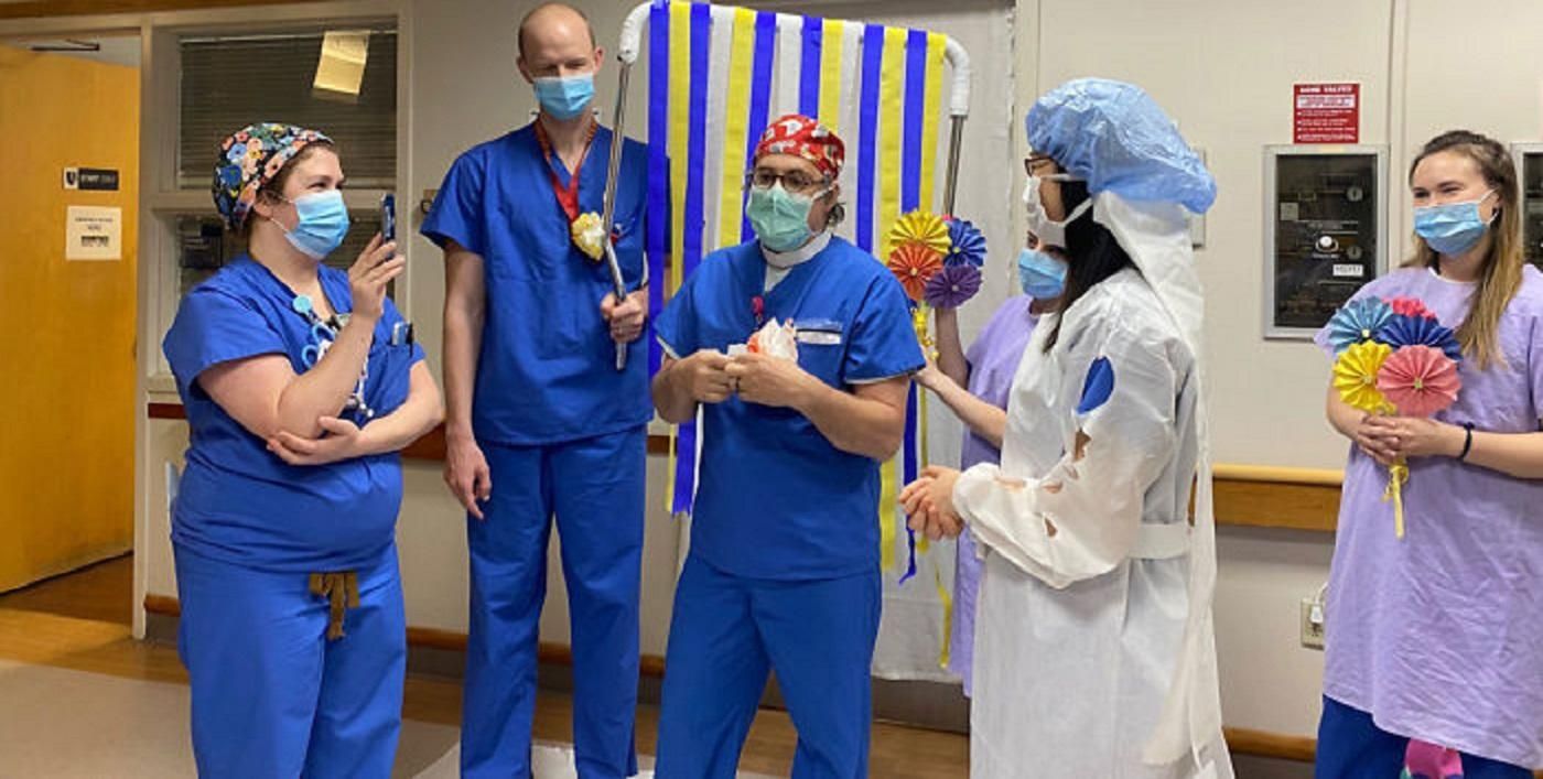 Пара обмінялася обітницями через відеодзвінок на імпровізованій церемонії в лікарні: фото Пара обмінялася обітницями через відеодзвінок на імпровізованій церемонії в лікарні: фото