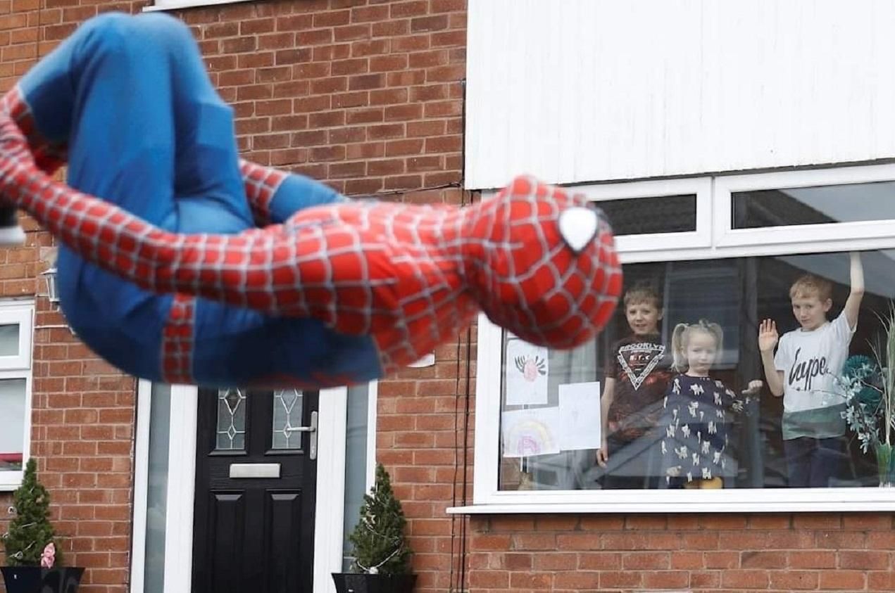 Во время карантина в Великобритании появились супергерои, которые развлекают детей: фото
